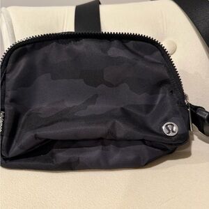 lululemon athletica Men's Black Camouflage Belt Bag